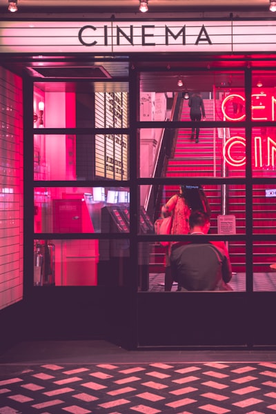 日本动画电影《铃芽之旅》海报，少女与奇幻之门